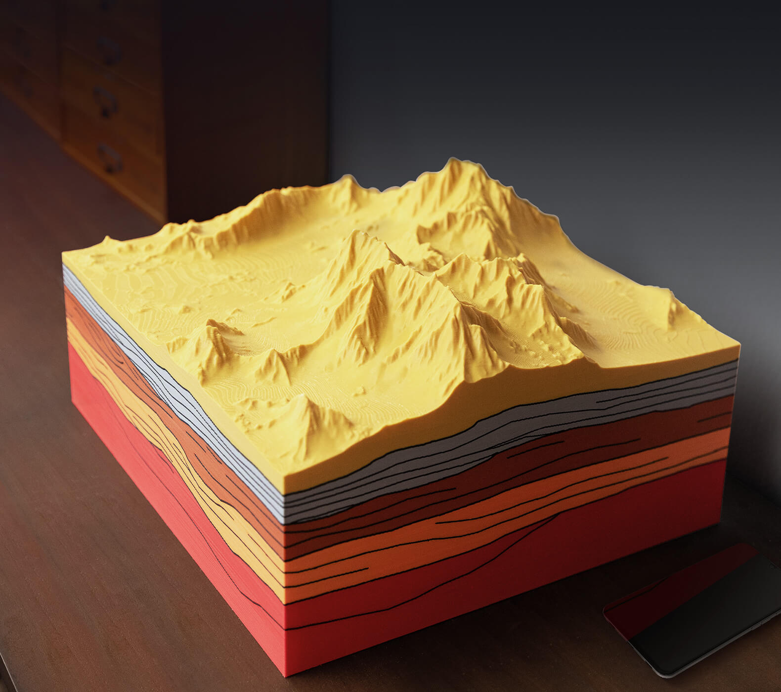 Складна геологічна модель, надрукована з використанням кількох кольорів та матеріалів.